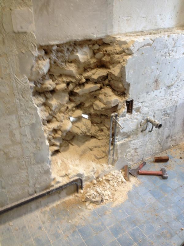 Creusement du mur pour installation d'un WC suspendu